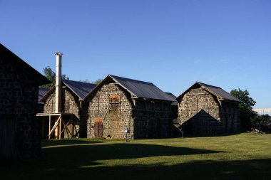 Finlandiya 'nın Taalintehdas (Dalsbruk) kentindeki tarihi kömür ocakları aydınlık bir yaz gününde