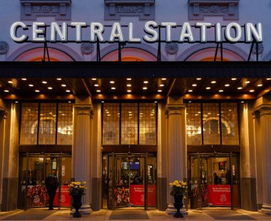 Stockholm, İsveç. 15 Nisan 2024 - Merkez istasyon girişi alacakaranlıkta