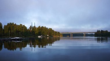 Küçük bir limanı olan göl manzarası ve Heinola, Finlandiya 'daki Tahtiniemi Köprüsü