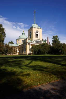 Kotka, Finlandiya. 10 Ağustos 2024 - Isopuisto parkındaki St. Nicholas Kilisesi.