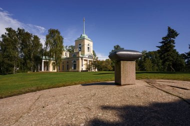 Kotka, Finlandiya. 10 Ağustos 2024 - Isopuisto parkındaki St. Nicholas Kilisesi.