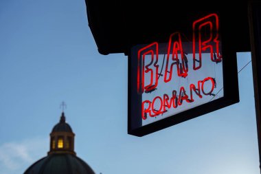 Bolonya, İtalya. 6 Ekim 2024 - Sabah erken saatlerde Romano Bar 'ın Neon işareti