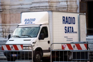 Bolonya, İtalya. 6 Ekim 2024 - Radyo Sata servis minibüsü Piazza Maggiore 'a park etti