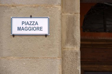 Taş bir duvarda Piazza Maggiore tabelası, Bolonya, İtalya