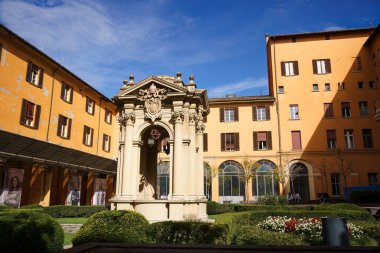 Bolonya, İtalya. 6 Ekim 2024 - Cortile Guido Fanti Parkı 'ndaki Pozzo di Palazzo d' Accursio çeşmesi