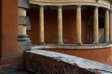 Portico di San Luca, Bologna, İtalya 'da tarihi sütunlar ve mimari sergileniyor