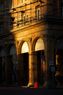İtalya, Bologna 'da tarihi mimariyi aydınlatan altın güneş ışığı