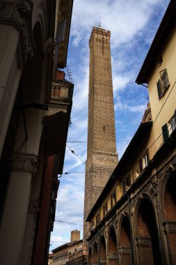 Asinelli, İtalya 'nın Bologna kentindeki ünlü İki Kulelerden biri..