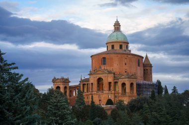 Akşamları San Luca Mabedi. Bolonya, İtalya.
