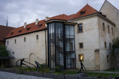 Prag, Çek Cumhuriyeti. 3 Ekim 2024 - Prag, Çek Cumhuriyeti. 3 Ekim 2024 - Bohemya Aziz Agnes Manastırı 'nın heykel bahçesi