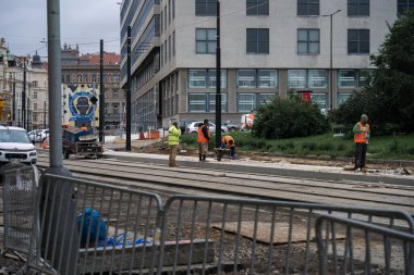 Prag, Çek Cumhuriyeti. 4 Ekim 2024 - Dukelskych hrdinu caddesinde inşaat çalışmaları devam ediyor