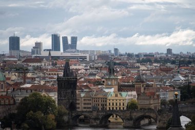 Prag, Çek Cumhuriyeti 'nin tarihi mimarisi ve modern binaları ile şehir manzarası