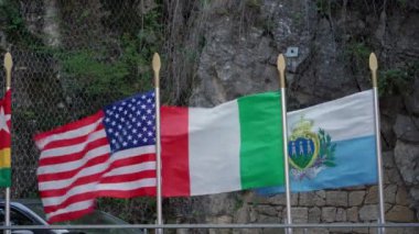 San Marino 'da şiddetli rüzgârda dalgalanan ulusal bayraklar