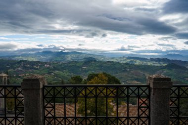 Eski San Marino 'nun dağ manzarası. Önünde metal bir korkuluk var.