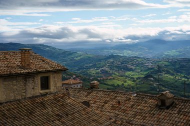San Marino 'nun manzarası. Ön planda tarihi çatılar var.