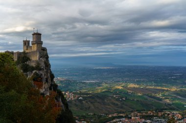 Guaita Kulesi, San Marino 'da denize bakan manzaralı bir dağın tepesinde.