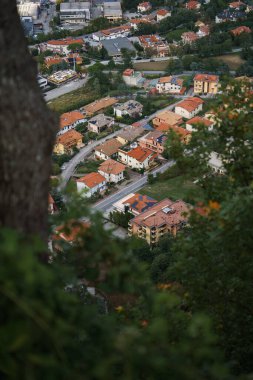 Ağaç dalları ile çerçevelenmiş köyün yüksek açılı görüntüsü