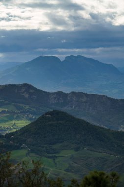 San Marino 'da dramatik bir sonbahar gökyüzü altında dağ manzarası