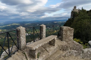 San Marino, bulutlu bir günde panoramik manzara manzaralı tarihi şato harabelerinden geçen yol