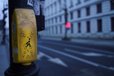 Varşova, Polonya, 26 Ocak 2025 - Sarı yaya sinyal kontrol kutusu bir sokağın yanındaki direğe monte edildi.