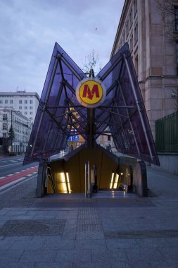 Varşova, Polonya. 26 Ocak 2025 - Swietokrzyska caddesinde metro girişi