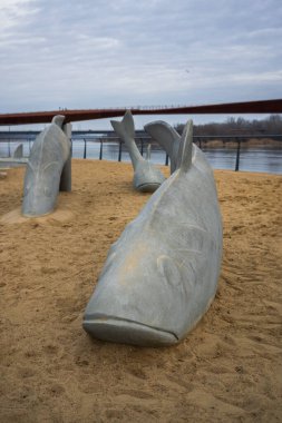 Varşova, Polonya. 26 Ocak 2025 - Vistula Nehri 'nin kumlu nehir kıyısında çimento heykelleri.