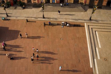 Varşova, Polonya. 26 Ocak 2025 - Güneşli bir günde insanların hava görüntüsü merkez meydanda toplandı