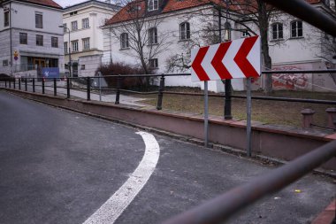 Varşova, Polonya. 26 Ocak 2025 - Virajlı yolda bir caddede uyarı levhası.