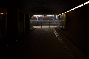 Varşova, Polonya. 26 Ocak 2025 - Rıhtıma açılan karanlık tünel