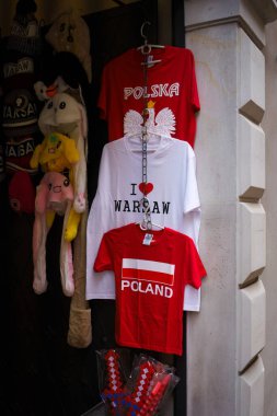 Varşova, Polonya. 26 Ocak 2025 - Hediyelik eşya dükkanının önünde sergilenen tişörtler.