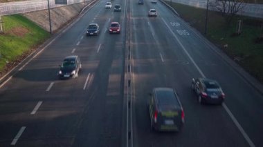 Varşova, Polonya, 27 Ocak 2025 Aleja Armii Ludowej Caddesi 'nde sabah trafiği..