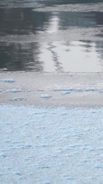 Kışın yüzeyi buz ve karla kaplayan kısmen donmuş su. Sayısal döndürme.