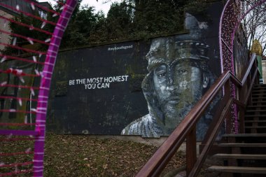 Varşova, Polonya. 26 Ocak 2025 - Bir savaşçının yer aldığı sokak resimleri ve duvarda 