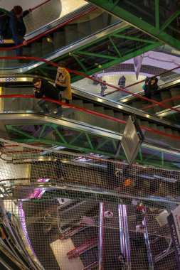Varşova, Polonya. 27 Ocak 2025 - Zlote Tarasy alışveriş merkezinde yürüyen merdivene binen insanlar.
