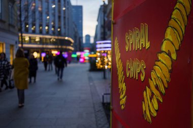 Varşova, Polonya. 27 Ocak 2025 - Sarmal cips tezgahı akşam saatlerinde bir caddeye kuruldu.