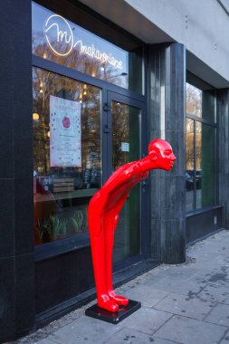Varşova, Polonya. 27 Ocak 2025 - Makaroniarze restoranının önünde eşsiz kırmızı heykel.