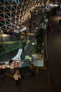 Varşova, Polonya. 27 Ocak 2025 - Zlote Tarasy alışveriş merkezini gezen ziyaretçiler.
