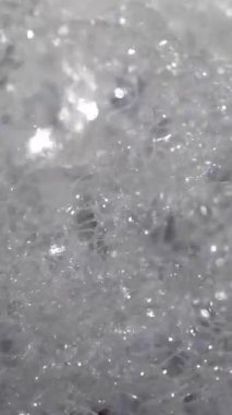 Ormandaki küçük bir nehirde hava kabarcıkları oluşuyor. Yaklaş..