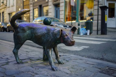 Brüksel, Belçika. 20 Mart 2025 - Zinneke Pis (Het Zinneke), Tom Frantzen tarafından işeyen bir köpeği temsil eden bronz bir heykel..