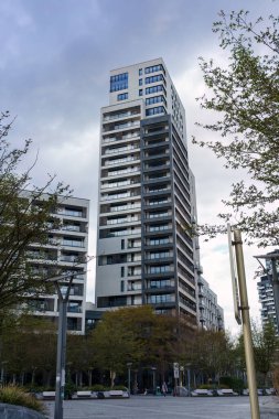 Brüksel, Belçika. 22 Mart 2025 - Avrupa Mahallesi 'nde bir meydan olan Place Jean Rey' deki modern yüksek binalar.