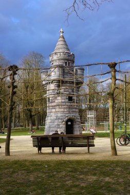 Brüksel, Belçika. 22 Mart 2025 - Parc du Cinquantenaire 'deki La Tour de Tournai Mini Kulesi.