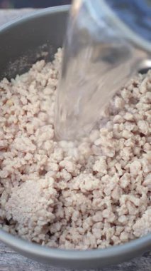 Vahşi doğada ev yapımı kurutulmuş sırt çantalı yemek pişirmek..