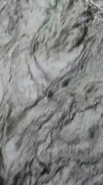 Akan su akıntısı, yakın çekim, üst manzara.