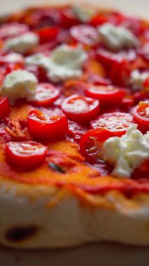 Hazırlık sırasında Pinsa Romana 'nın üstüne mozzarella peyniri eklemek, yakın çekim görüntüsü.