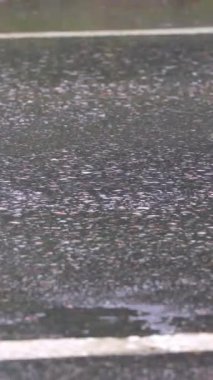 Islak asfalt yolu kapatılıyor. Arabalar geçiyor.