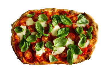Pinsa Romana fesleğen, domates ve mozzarella ile kaplanmış, üst görünüm, kesme yolu ile beyaz arka planda izole.
