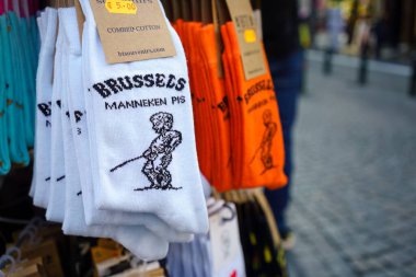 Brüksel, Belçika. 20 Mart 2025 - Manneken Pi 'nin yer aldığı çoraplar bir sokak satıcısında sergileniyor.