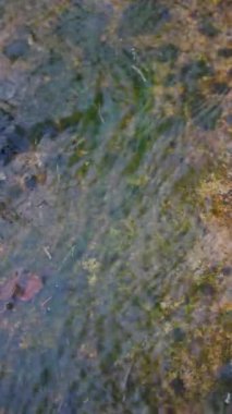 İlkbaharda kayaların üzerinden akan su, üst manzara