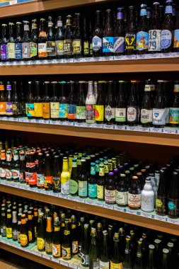 Brüksel, Belçika. 21 Mart 2025 - Bira dükkanında bir raf dolusu Belçika birası De Biertempel.
