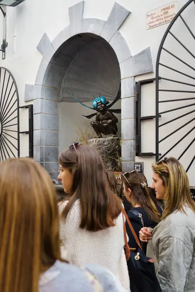 Brüksel, Belçika. 21 Mart 2025 - Jeanneke Pi, sanatçı Denis-Adrien Debouvrie 'nin yusufçuk gibi giyinmiş bir kızı resmeden bir çeşme heykeli..